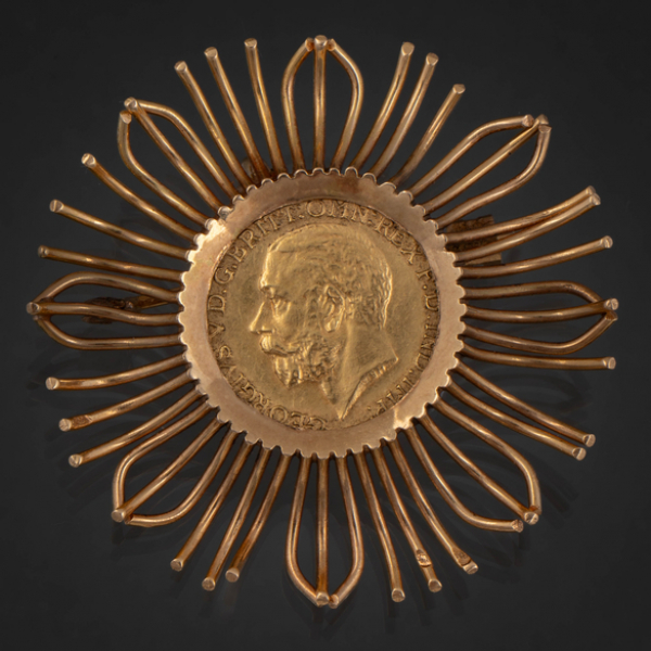 Broche en forma de disco solar en oro amarillo de 18 kt con moneda central de George V.