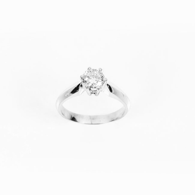 Anillo solitario en oro blanco con un limpio y blanco diamante talla brillante de 0.80 ct aprox. 