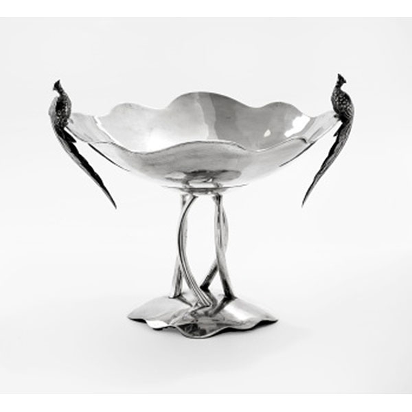 Centro en plata representando figuras de aves en las asas. Estilo Luis XVI. Marcas del platero Antonio Alvarez. S. XX