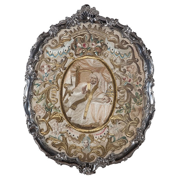 Panel bordado en seda Papa entronizado