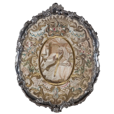 Panel bordado en seda Papa entronizado