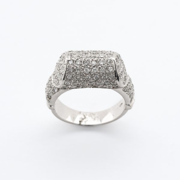 Sortja en oro blanco con centro dise&ntilde;o cil&iacute;ndrico de pav&eacute; de diamantes talla brillante.