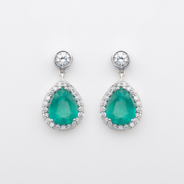 Pendientes en oro blanco con chatón y rosetón de diamantes talla brillante y esmeralda talla perilla.