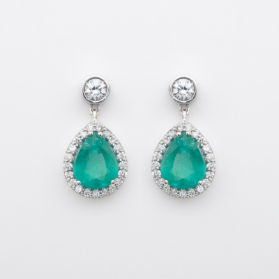 Pendientes en oro blanco con chat&oacute;n y roset&oacute;n de diamantes talla brillante y esmeralda talla perilla.