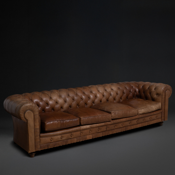 Sofá Chesterfield en cuero color marrón vintage con capitoné del siglo XX.