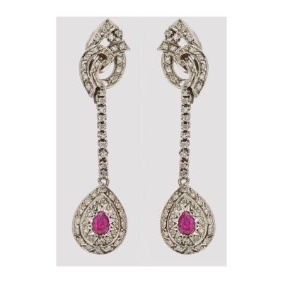 Pendientes largos en oro blanco 14K con cuerpo superior de bandas entrelazas, barrita y lágrima de diamantes talla 8/8 con centro de rubí talla perilla.