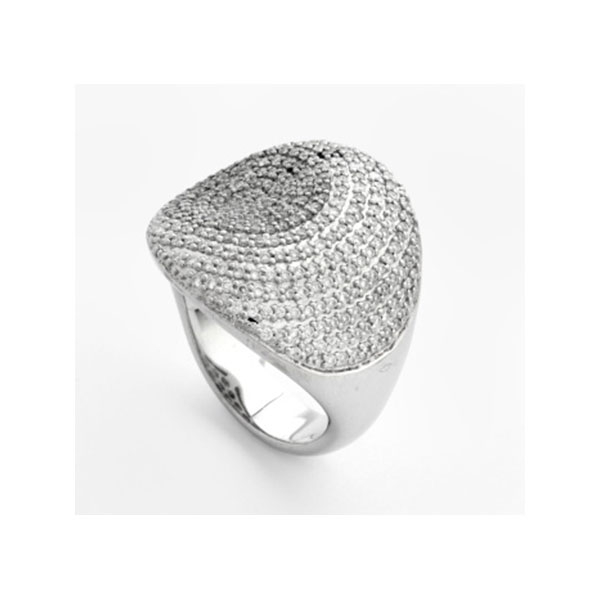 Sortija en oro blanco con diamantes talla brillante formando círculos, con un total de 2,2 cts. aprox.