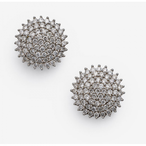 Pendientes en oro blanco con cuajado de diamantes talla brillantes con un peso total de 1 cts. aprox.