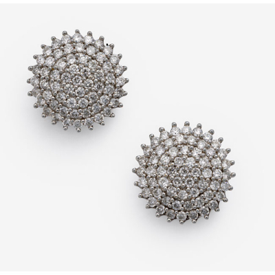 Pendientes en oro blanco con cuajado de diamantes talla brillantes con un peso total de 1 cts. aprox.