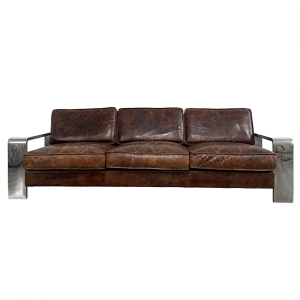 Timothy Oulton (Manchester, Inglaterra, 1967) para HD Buttercup. Espectacular sofá de tres plazas en cuero de tonalidad marrón con estructura y brazos en metal cromado 