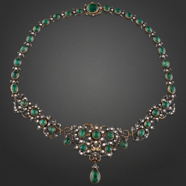 Antiguo collar en oro amarillo de 18 kt con vistas de plata cuajado de diamantes talla antigua y esmeraldas en cabujón.
