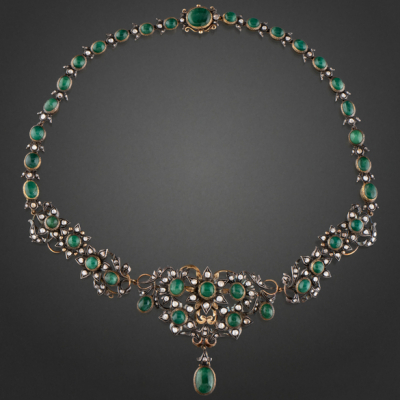 Antiguo collar en oro amarillo de 18 kt con vistas de plata cuajado de diamantes talla antigua y esmeraldas en cabujón.