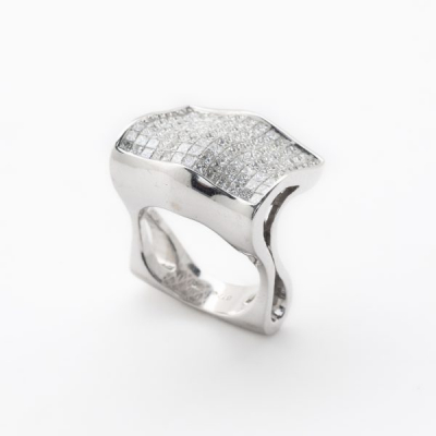 Sortija en oro blanco con frente rectangular ondulado cuajado de diamantes talla princesa engastados en invisible.