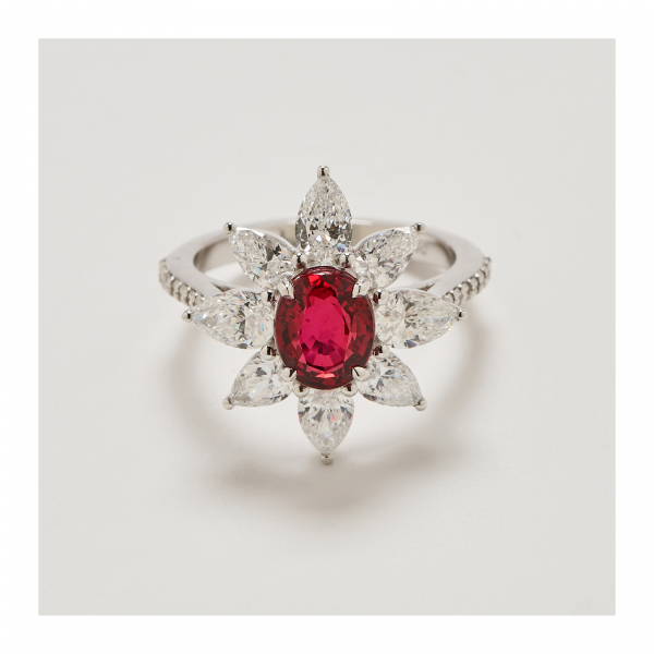 Sortija roset&oacute;n en oro blanco con rub&iacute; de Tanzania talla oval orlado por diamantes talla perilla.