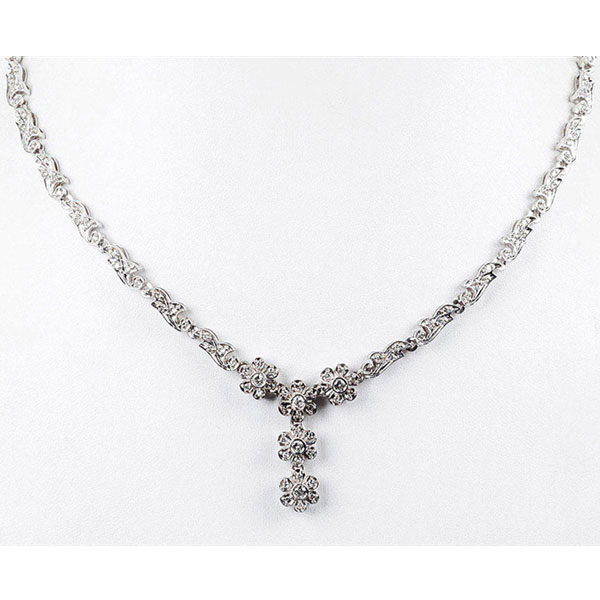 Elegante collar-gargantilla en oro blanco, y diamantes, talla brillante