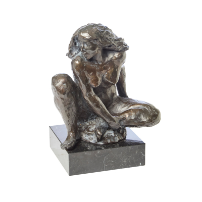 Santiago Carrasco (Monesterios, Badajoz, s.XX) Joven sedente. Escultura en bronce patinado sobre peana en mármol negro veteado.
