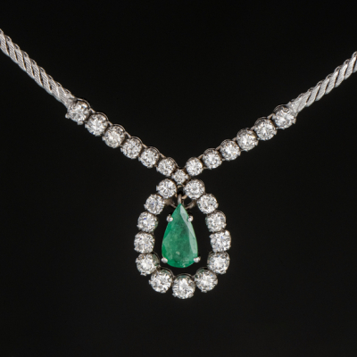 Gargantilla sogueada en oro amarillo de 18kt con colgante de esmeralda talla pera orlada de brillantes.