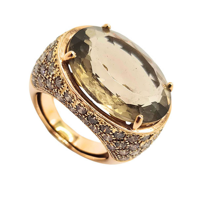 Sortija diseño oval en oro con cabujón central de cuarzo fumé facetado y diamantes blancos y brown talla brillante