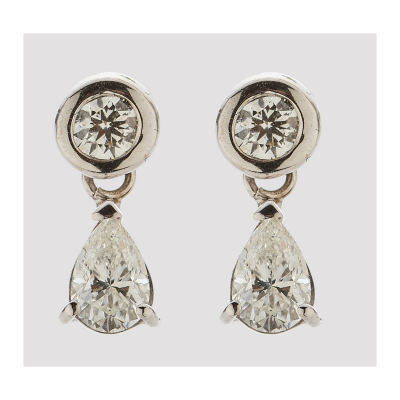Pendientes en oro blanco con diamantes tallas brillante y perilla engastados en garras y chatón.
