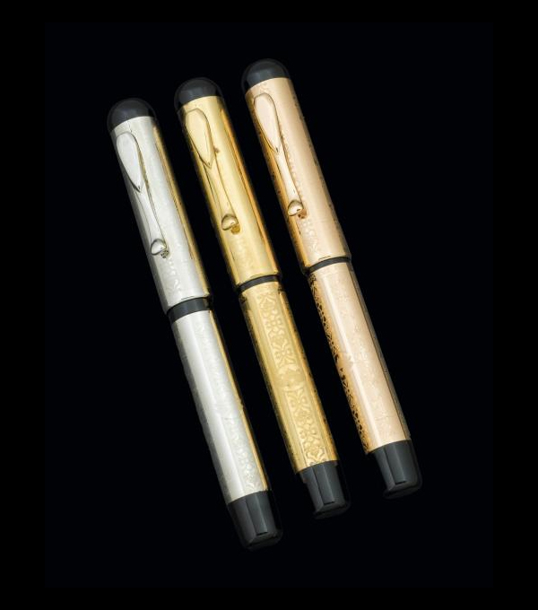 Juego de tres bellas plumas marca VISCONTI, modelo Le Grotesche, realizadas en plata, plata dorada y plata rosada.