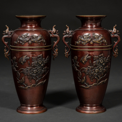Pareja de jarrones Japoneses en bronce con patina rojiza del siglo XX.