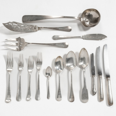 Cuberter&iacute;a incompleta en plata francesa y plata espa&ntilde;ola punzonada del siglo XX.