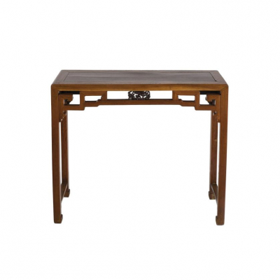 Mesa consola china realizada en madera tallada.  China, circa 1900.
