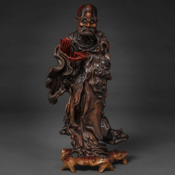 "Inmortal" Figura de bulto redondo en madera tallada. Trabajo Chino, Siglo XX