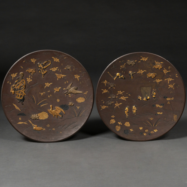 Pareja de platos Japoneses periodo Meiji(1868-1912) en bronce. Siglo XIX