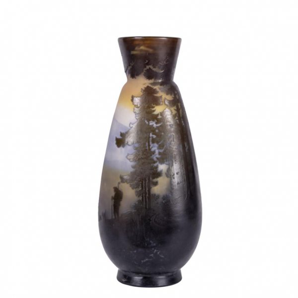 Emille Gallé. Jarrón &quot;Lago&quot;, c. 1919.   Jarrón en vidrio camafeo tallado y grabado al ácido. Firmado en la parte inferior.