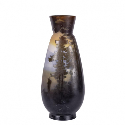 Emille Gallé. Jarrón &quot;Lago&quot;, c. 1919.   Jarrón en vidrio camafeo tallado y grabado al ácido. Firmado en la parte inferior.