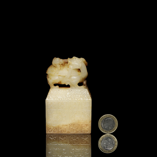 Sello de jade tallado &quot;Xuanwu&quot;, dinastía Han.  Rematado por un grupo escultórico en altorelieve con tortuga y una serpiente.