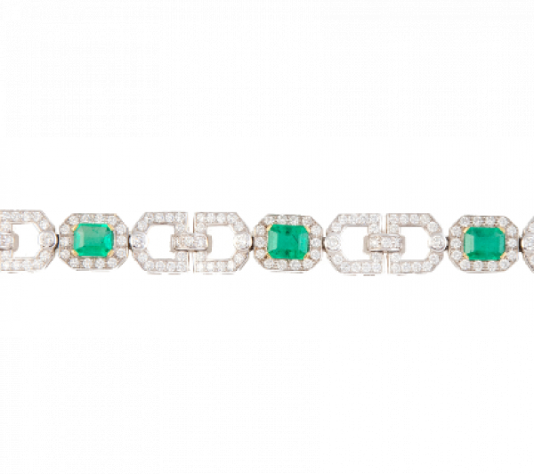 Brazalete estilo Art-Decó de brillantes y esmeraldas, con cinco centros de esmeraldas talla esmeralda. En oro blanco de 18 K.