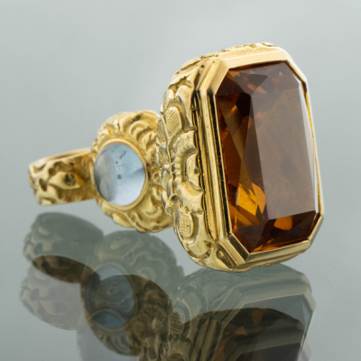 Colgante en oro amarillo de 18kt con topacio central color amarillo.