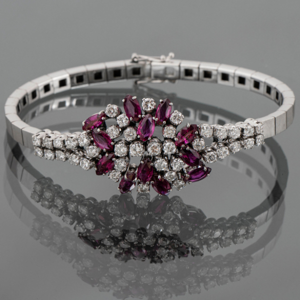 Elegante pulsera en oro blanco de 18kt con brillantes y rubíes. 