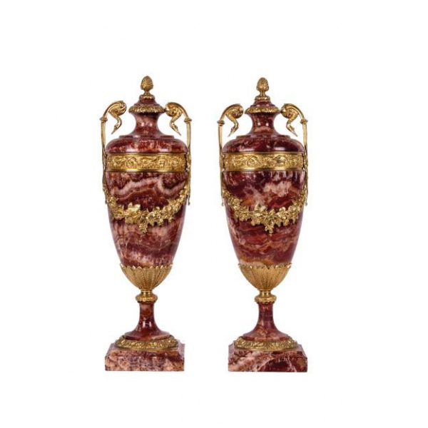 Pareja de copas o cassolettes de estilo neoclásico realizadas en mármol u ónix rojo tallado y pulido Pps. S. XX.