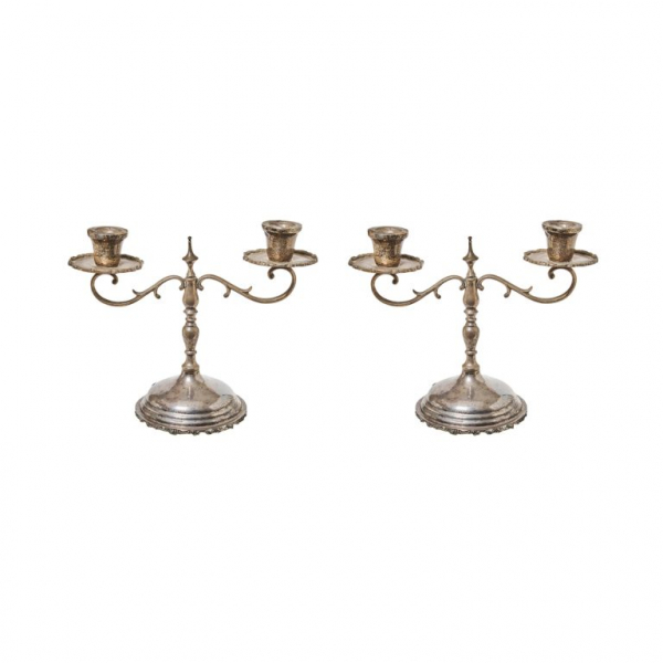 Pareja de candelabros de dos luces en plata mexicana punzonada con ligera decoración vegetal, s.XX.