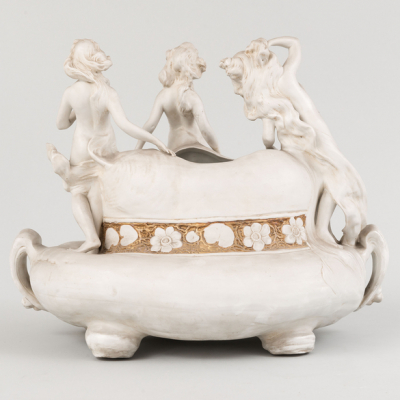 &quot;Las tres ninfas con Cisne&quot; Centro modernista francés realizado en biscuit. Trabajo Francés, 1900-1930