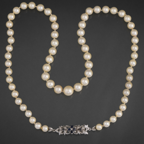 Colar de perlas cultivadas con broche en oro blanco de 18 kt y zafiro.