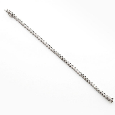 Pulsera riviere en oro blanco con diamantes talla brillante con un peso total de 1 cts. aprox.