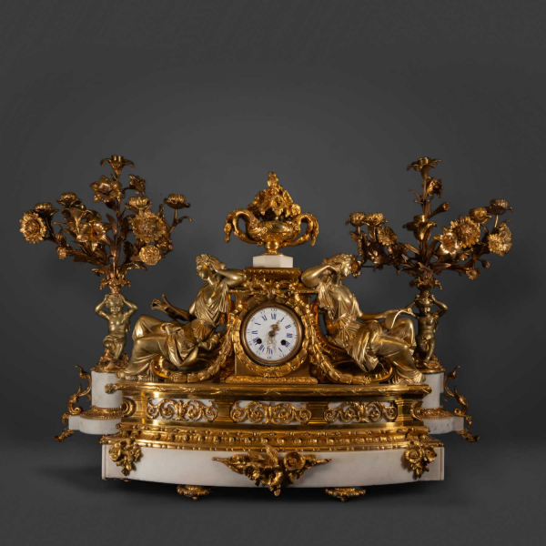 Preciosa y Monumental Guarnición francesa Napoleón III en bronce dorado del siglo XIX y mármol blanco de Carrara, siglo XIX.