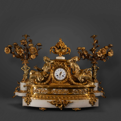 Preciosa y Monumental Guarnición francesa Napoleón III en bronce dorado del siglo XIX y mármol blanco de Carrara, siglo XIX.