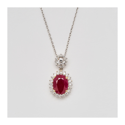 Gargantilla en oro blanco con rubí de Myanmar (Burma) talla oval orlado y coronado por diamantes talla brillante engastados en garras.