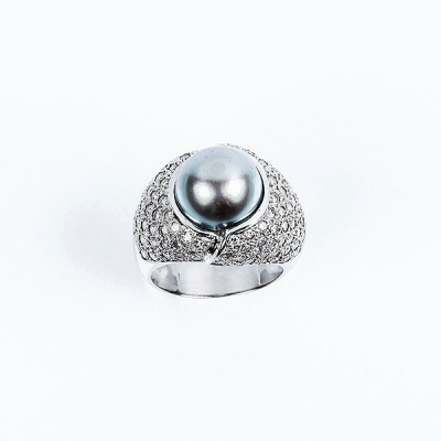 Sortija de alta joyería de oro blanco, con diamantes talla brillante, con una bella perla gris de Tahití de 12 mm.