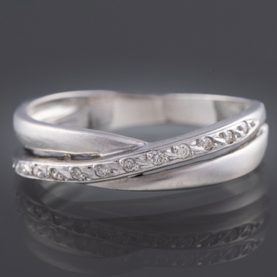 Anillo entrelazado con banda de brillantes en oro blanco de 18 kt.