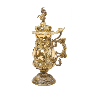 Tankard o jarra de cerveza alemana en vidrio y bronce dorado con decoración de roleos y motivos vegetales y coronada por cabra, c.1899.