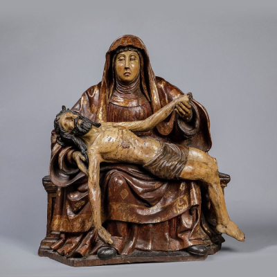 Excepcional y Monumental Pietà Gótica.  Trabajo Medieval Holandés de Brabante o Valle del Rin, Alemania siglo XV. En Madera de nogal policromada y dorada.