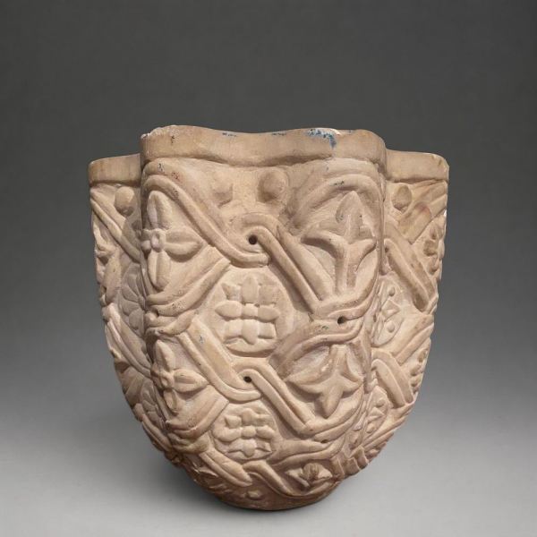 Benditera románica con decoración de roleos vegetales, Francia, Siglo XII - XIII.   Piedra caliza tallada.
