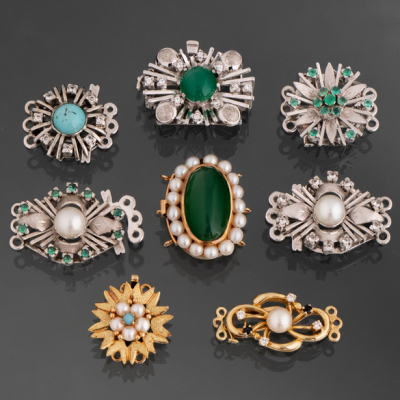 Conjunto de ocho cierres en oro blanco y oro amarillo de 18kt con perlas, esmeraldas y turquesa.