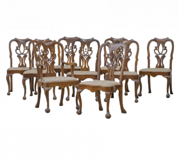 Juego de diez sillas y dos sillas de brazos Chippendale de madera tallada de caoba.  Trabajo inglés, h. 1760-1770. 
